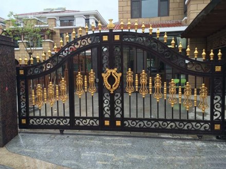 別墅鋁藝大門有哪些優(yōu)勢(shì)？為什么別墅鋁藝大門越來(lái)越受人們青睞？