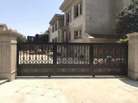 鋁藝大門如何墻體與門完美連接