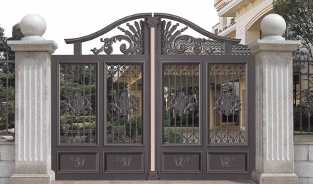 精雕細(xì)琢的鋁藝大門滿足人們的需求